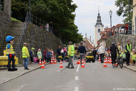 Otroci kamniških šol in vrtcev rajali na Glavnem trgu in se učili o trajnostni mobilnosti (49)